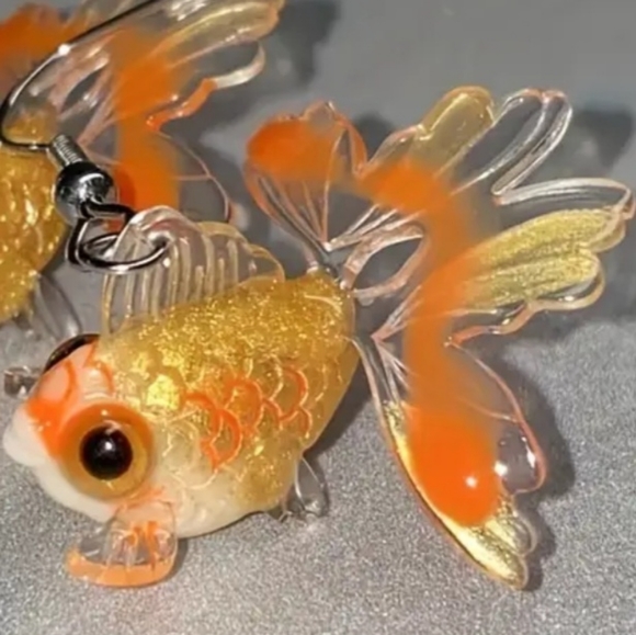 BETSEY JOHNSON 3D REALISTIC RESIN GOLDFISH DROP DANGLE EARRINGS NWOT - Picture 3 of 5